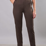 Pantalone donna elasticizzato a sigaretta con pence e tasche - MARRONE - LG24