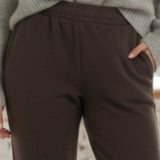 Pantalone donna elasticizzato a sigaretta con tasche e interno in micropile - MARRONE - LG26
