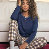 Pigiama donna in caldo cotone con maglia serafino e pantaloni tartan - BLU - CL15